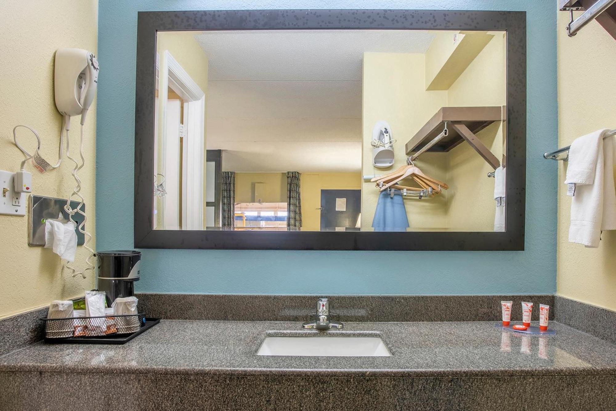Oyo Hotel Knoxville Tn Cedar Bluff I-40 Экстерьер фото